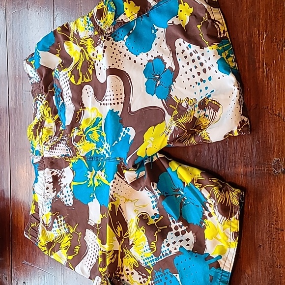 Like new 5 pocket men's shorts/ swim trunks. Mesh interior. - Picture 8 of 12